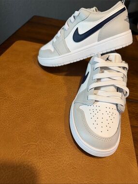 Jordan Kids Low-Top Sneakers in White and Navy